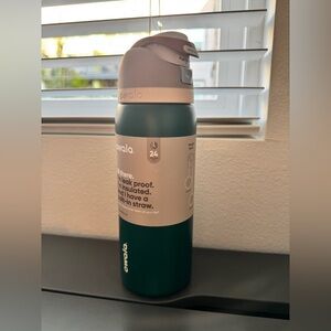 owala Whole Foods exclusive freesip 32 oz water bottle in Serene evergreen